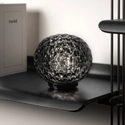 Kartell Mini Planet -akkupöytävalaisin savunharmaa
