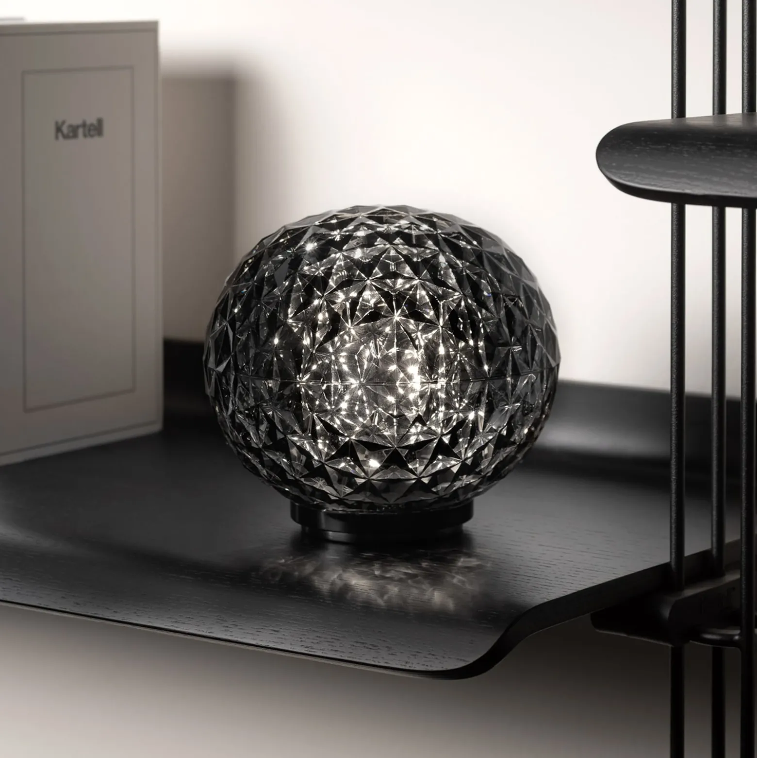 Kartell Mini Planet -akkupöytävalaisin savunharmaa