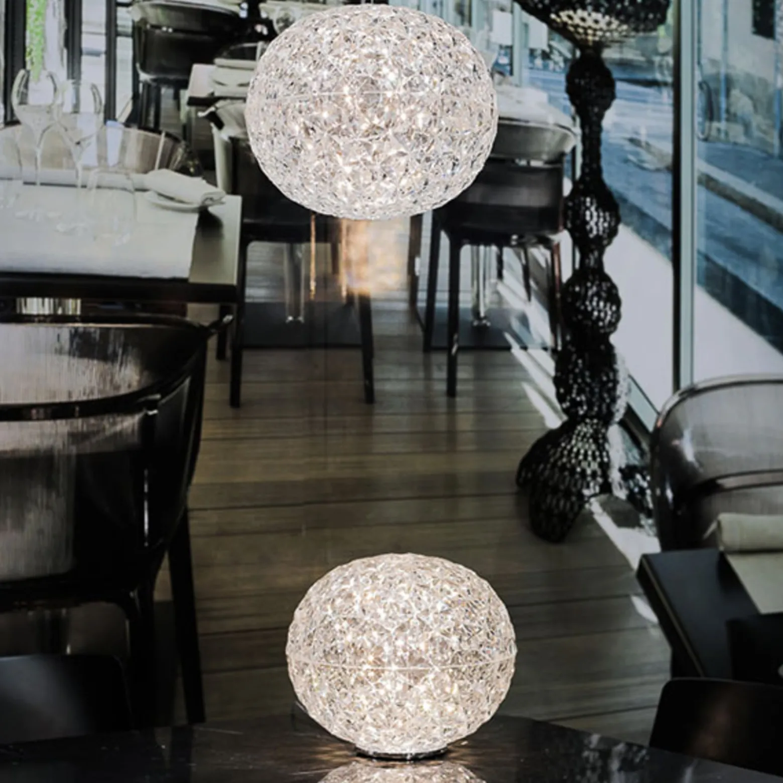 Kartell Planet -LED-pöytälamppu pyöreä, läpinäkyvä