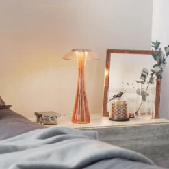 Kartell Space -design-LED-pöytälamppu, kupari