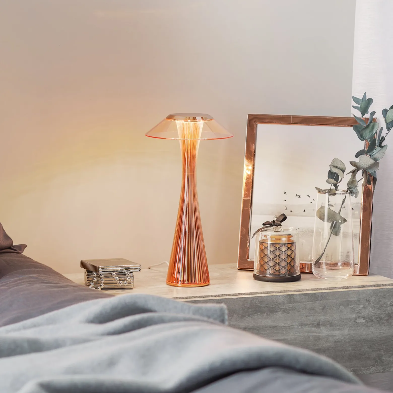 Kartell Space -design-LED-pöytälamppu, kupari