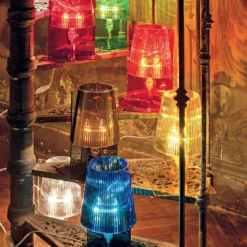 Kartell Take -design-pöytävalaisin vaaleansininen