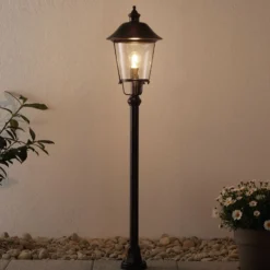Kaunis pihatievalaisin Mariella