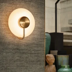 kdln LED-seinävalaisin TRATTO, messinki, Ø 27 cm, metalli/lasi