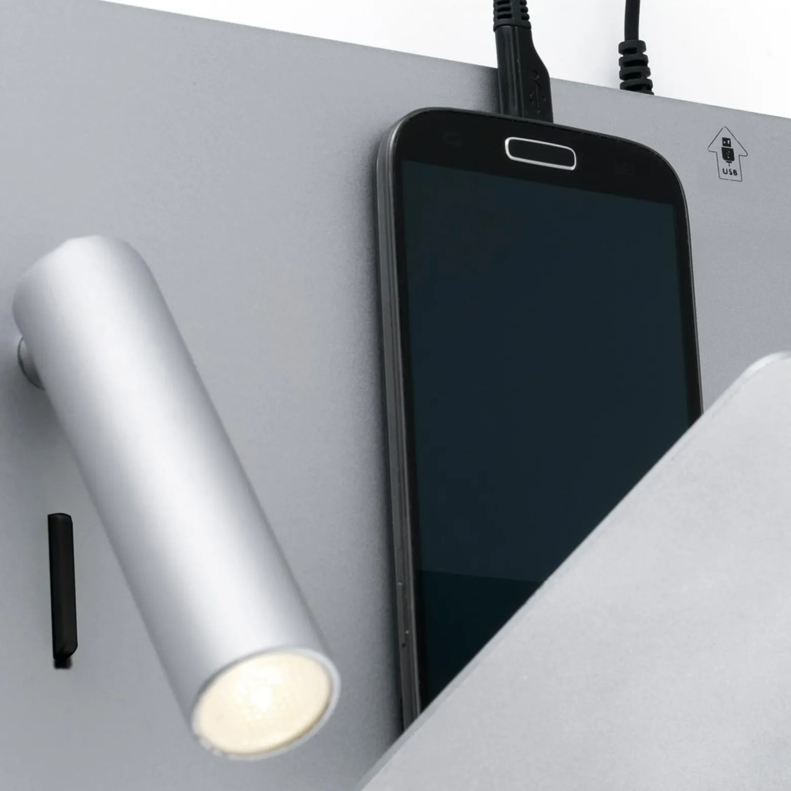 Kompakti Suau-LED-seinävalaisin USB-laturilla