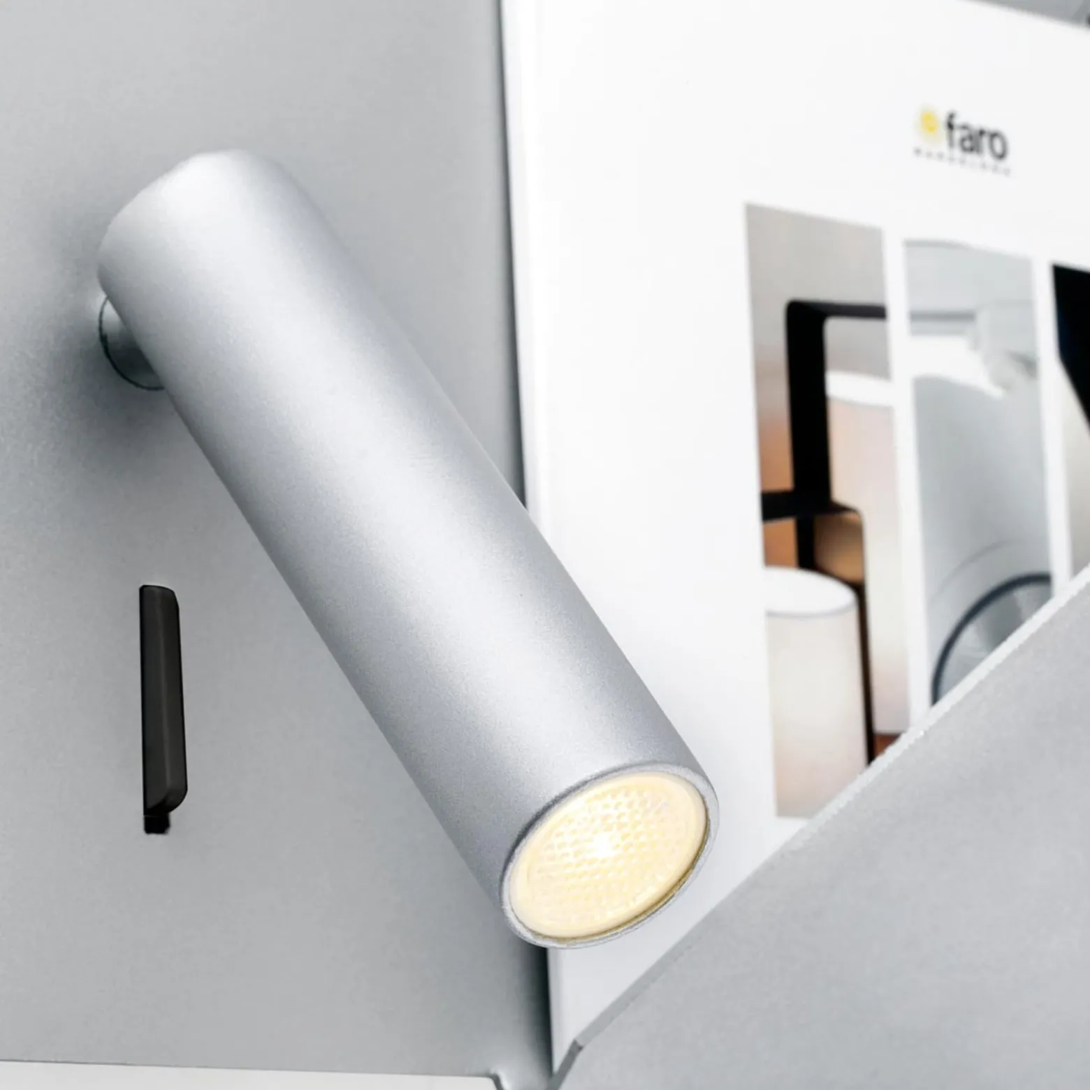 Kompakti Suau-LED-seinävalaisin USB-laturilla