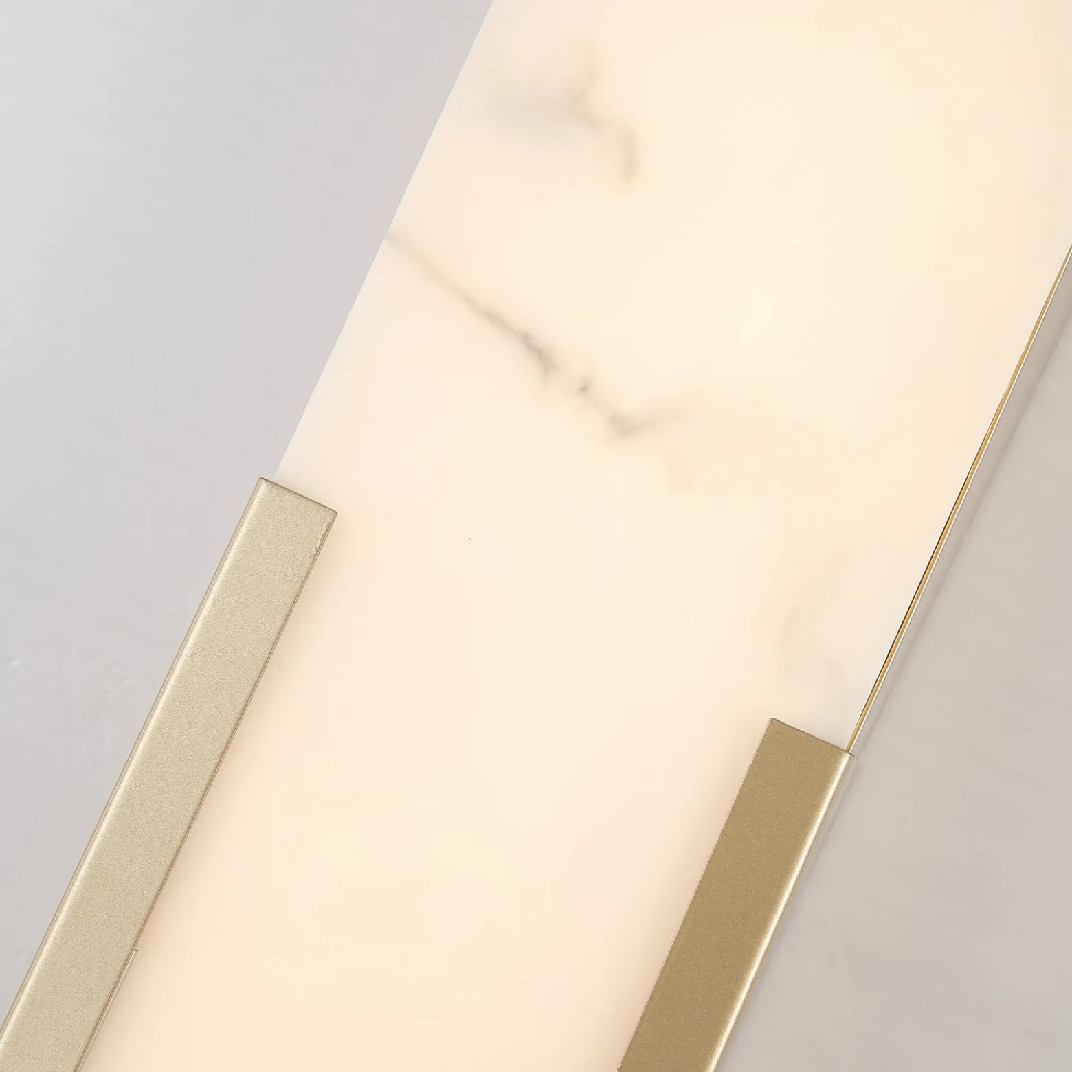 Kylpyhuoneen LED-seinälamppu Opaline, korkeus 50 cm, kullanvärinen