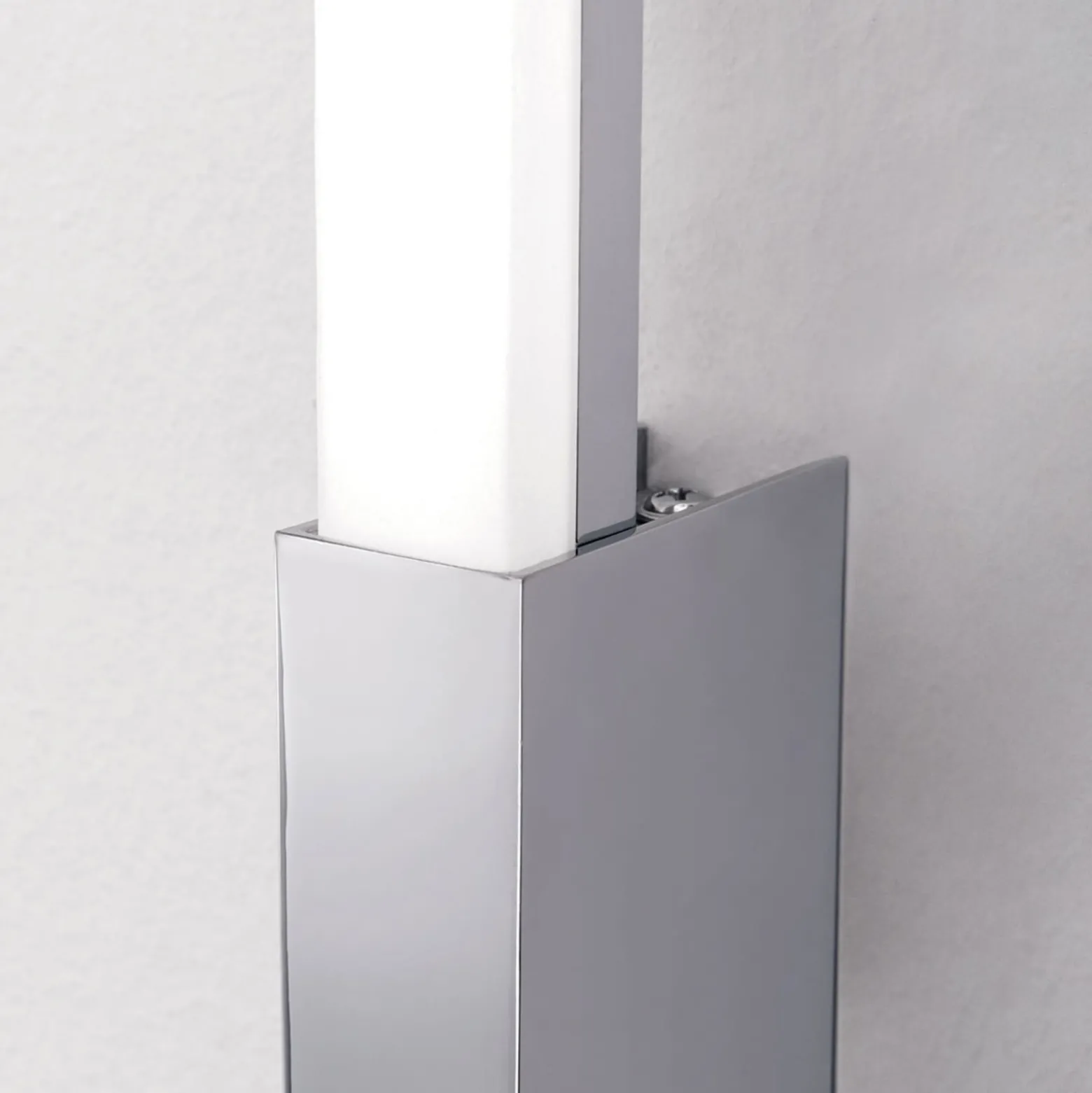 Kylpyhuoneen seinälamppu Argo LED IP44, 60,5 cm