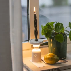 Ladattava LED-pöytävalaisin Nantes, valkoinen, alumiini, IP54, himmennin,