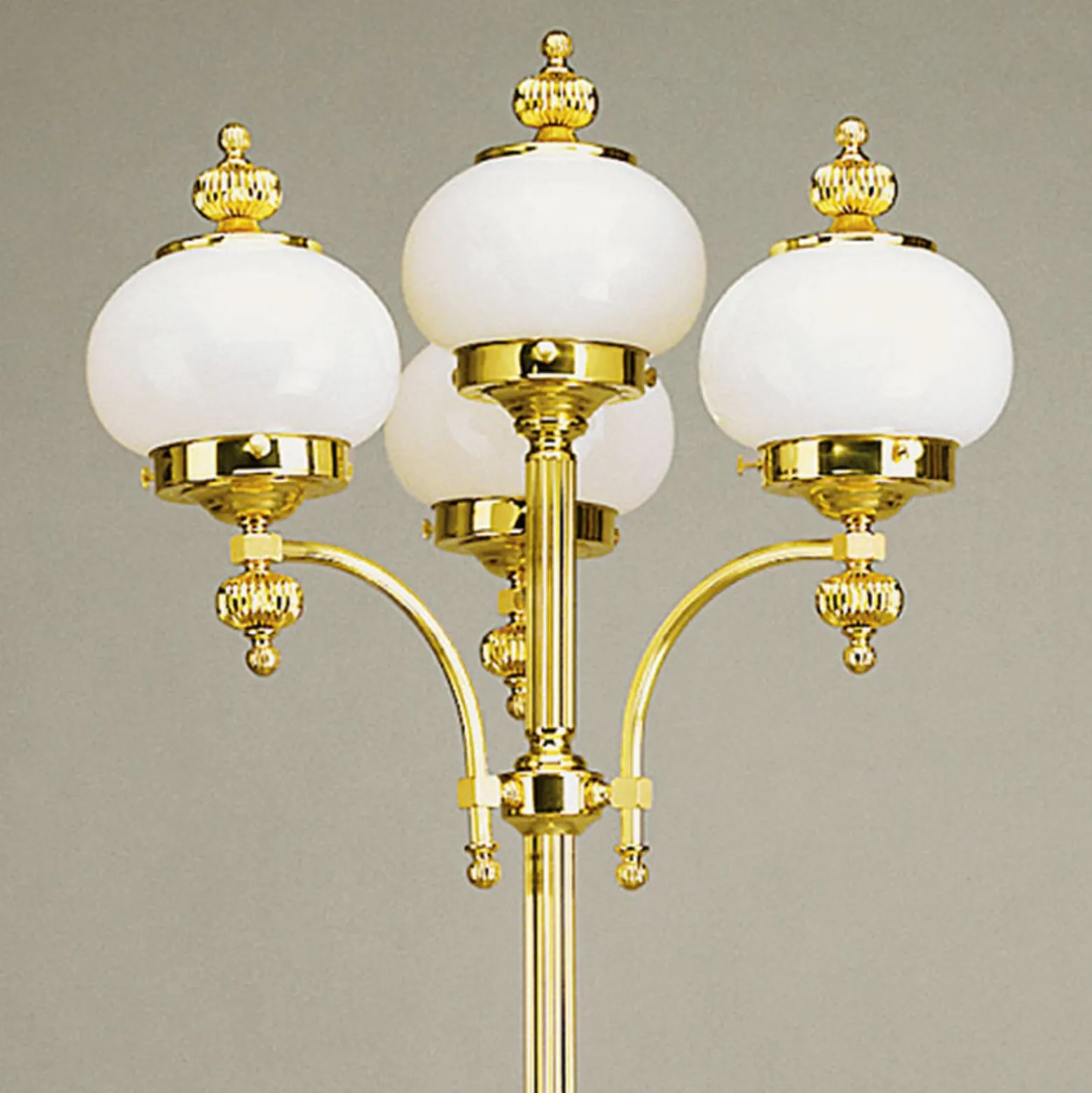4-lamp. lattiavalaisin Delia, kiillotettu messinki