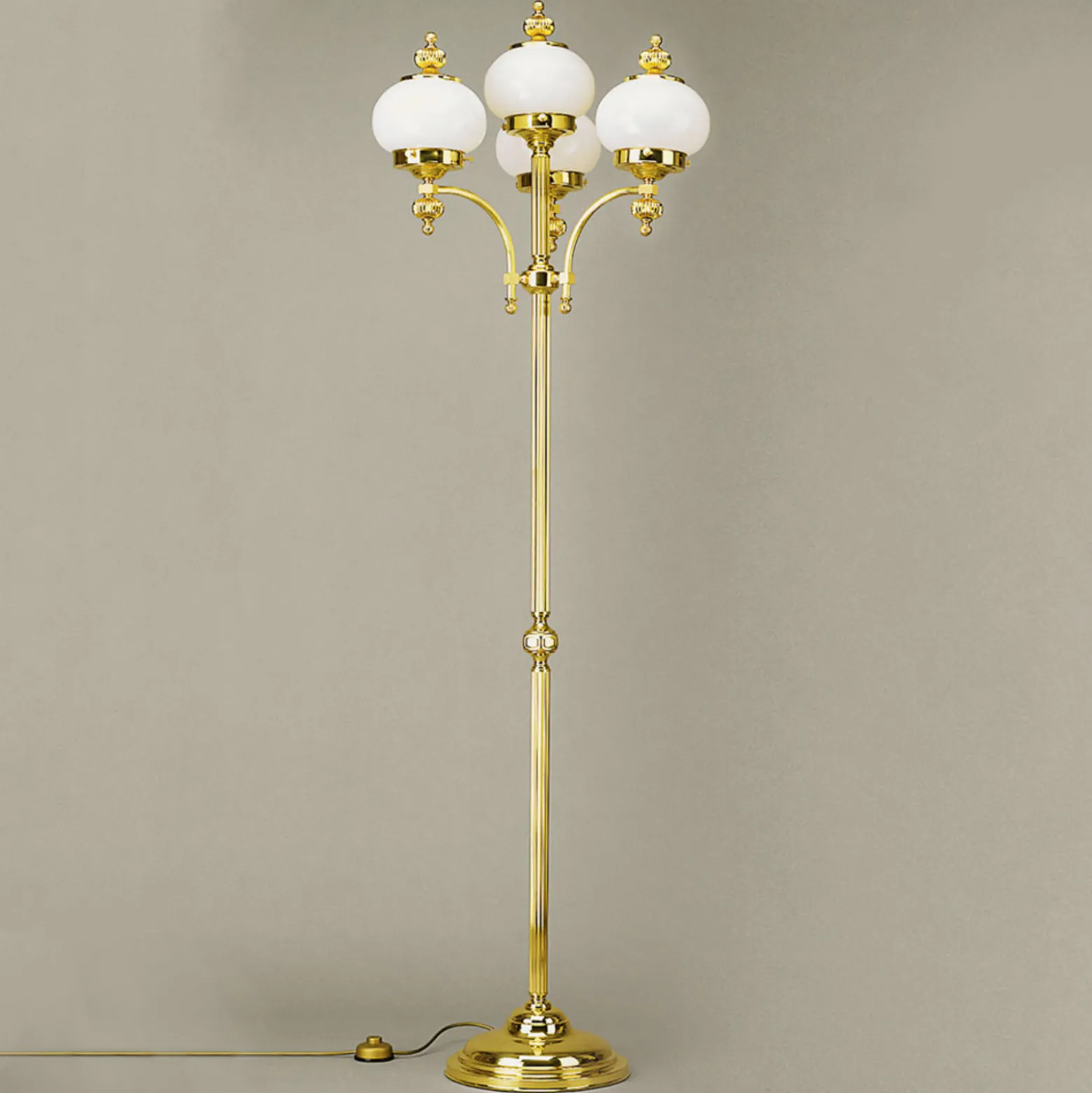 4-lamp. lattiavalaisin Delia, kiillotettu messinki