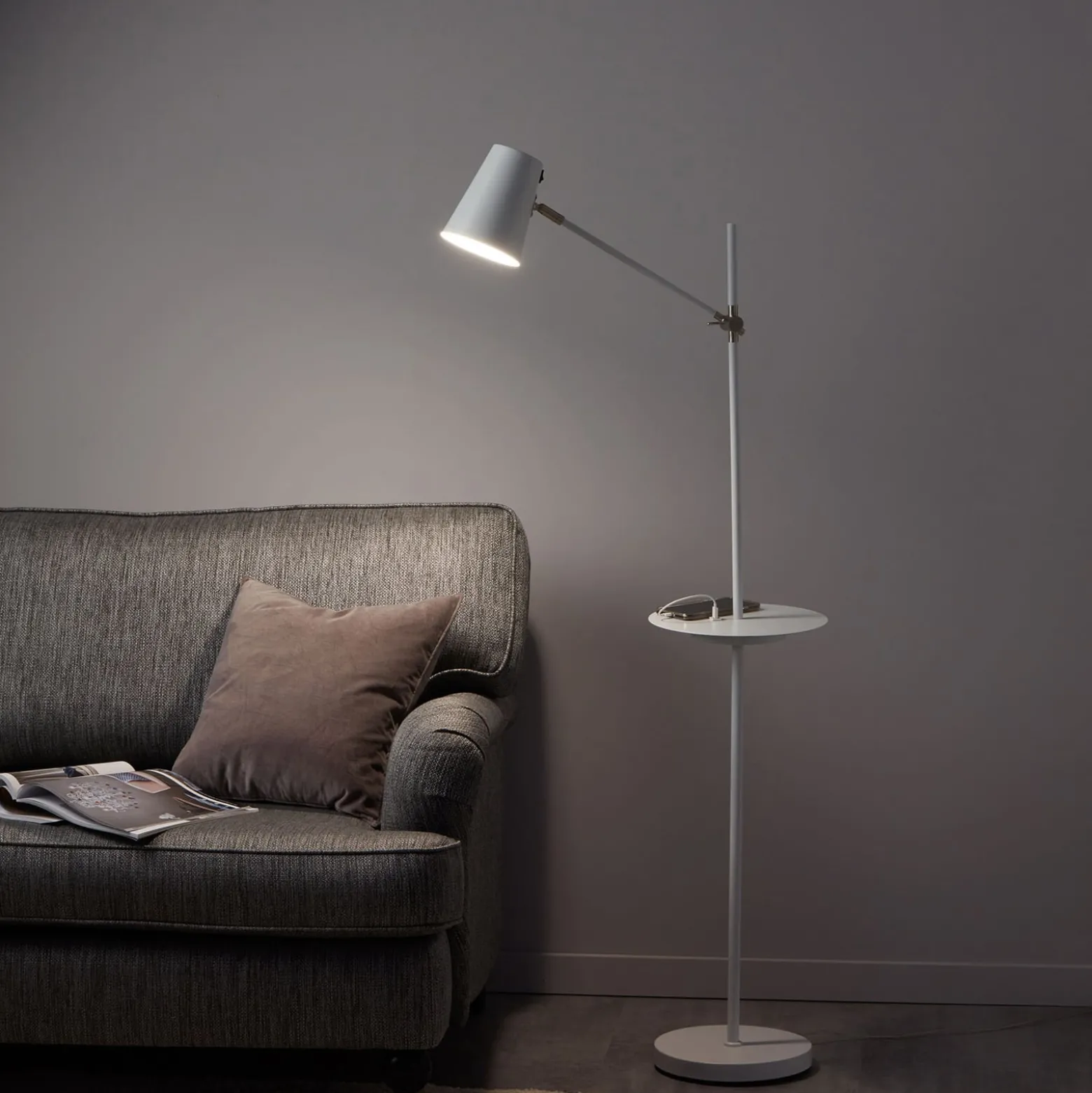 Lattiavalo Linear sis. USB-latausaseman, valkoinen