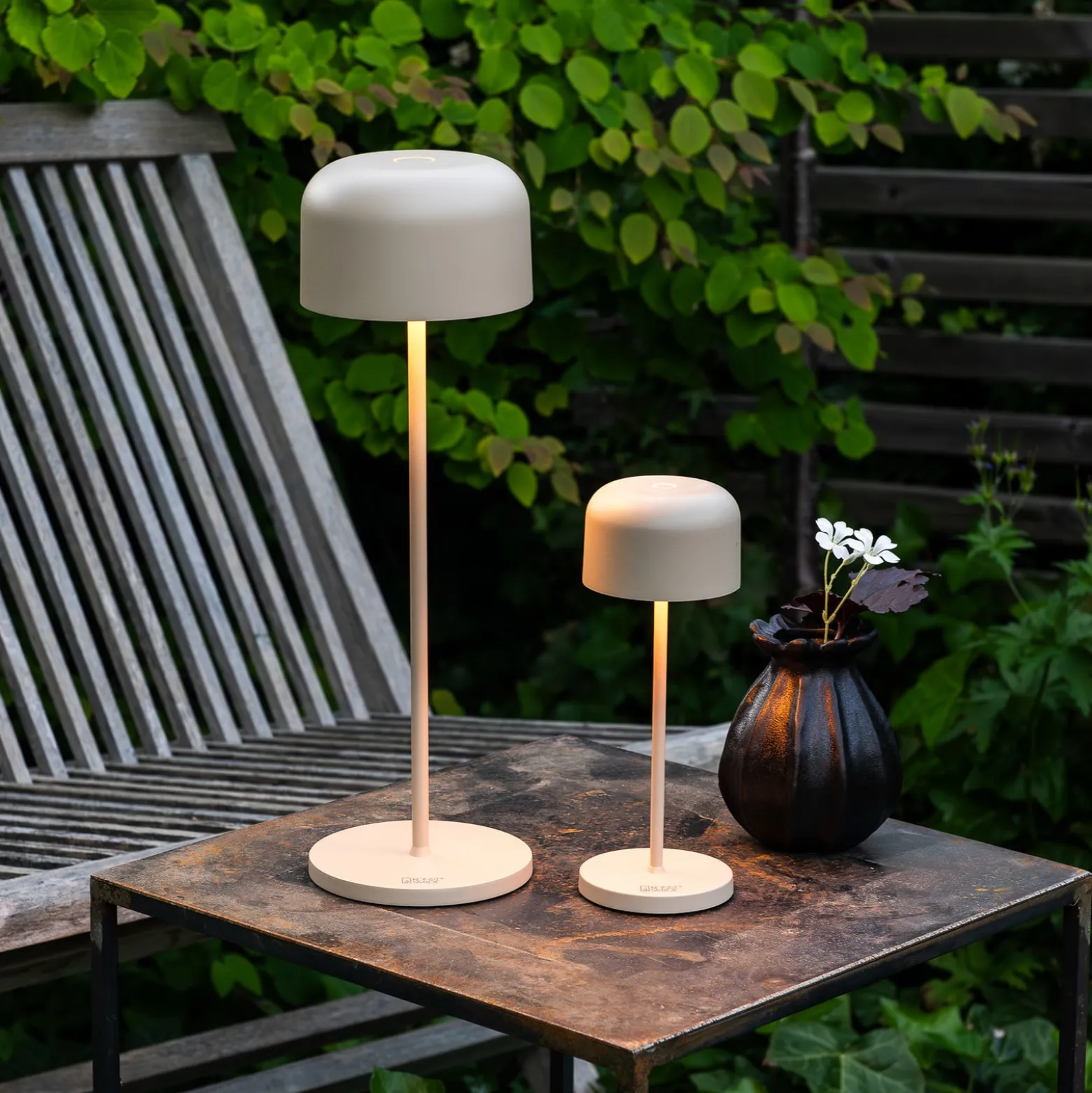 LED-akkukäyttöinen LED-pöytälamppu Lille, korkeus 36 cm, hiekanvärinen, IP54,