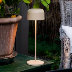 LED-akkukäyttöinen LED-pöytälamppu Lille, korkeus 36 cm, hiekanvärinen, IP54,