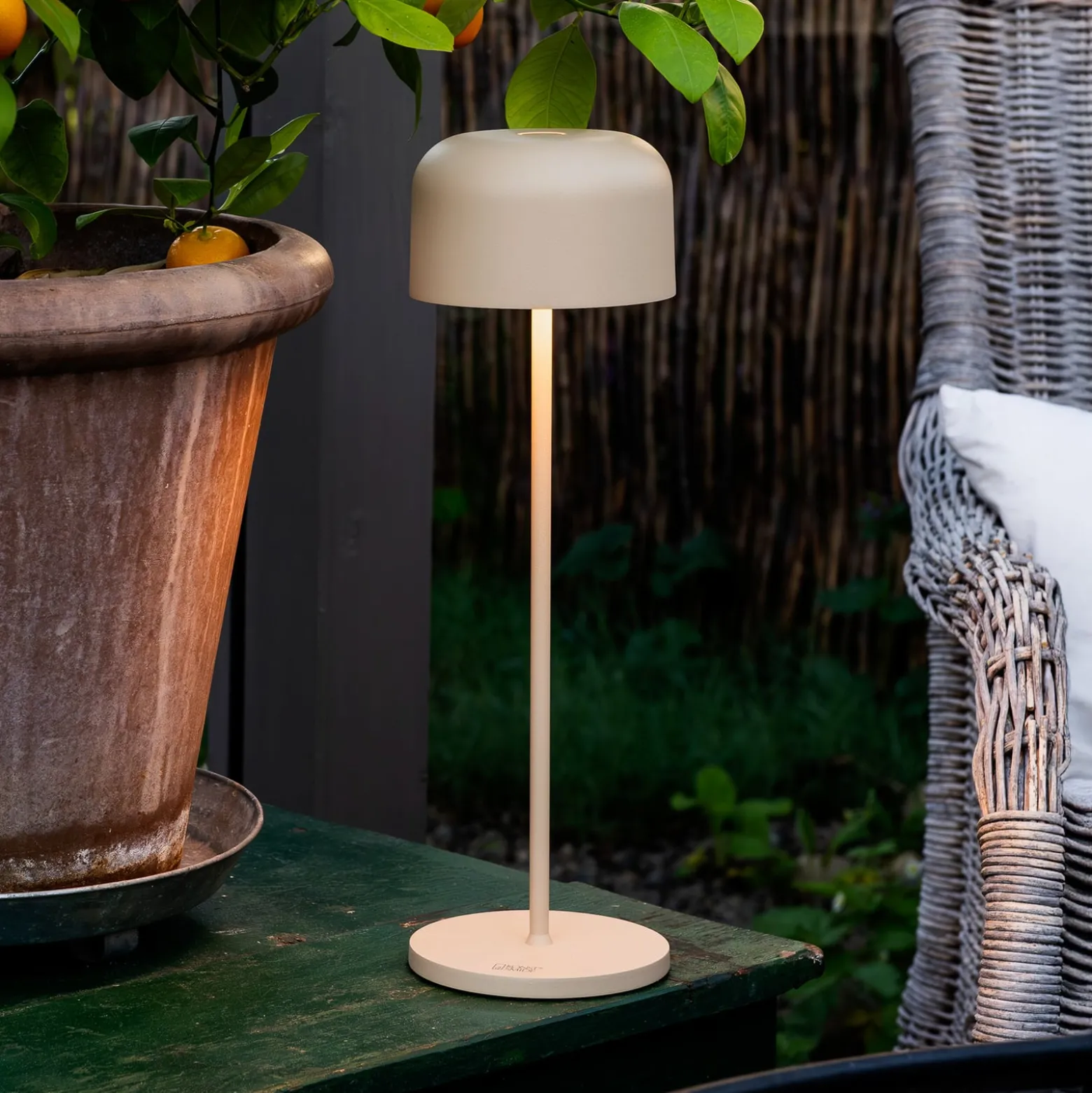 LED-akkukäyttöinen LED-pöytälamppu Lille, korkeus 36 cm, hiekanvärinen, IP54,