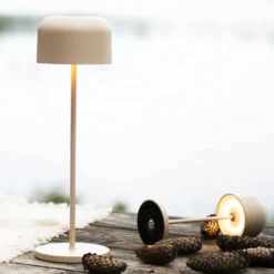 LED-akkukäyttöinen LED-pöytälamppu Lille, korkeus 36 cm, hiekanvärinen, IP54,