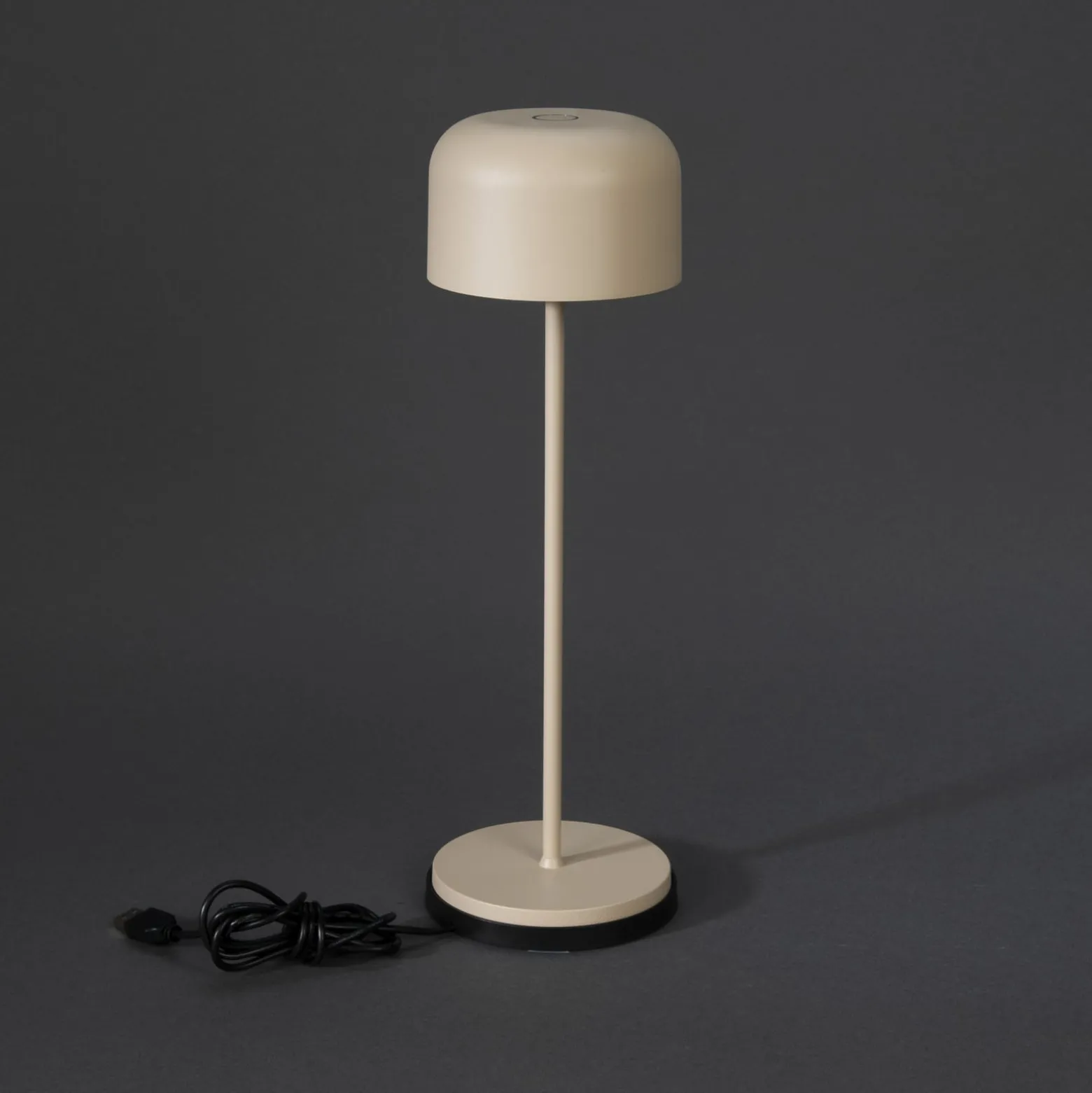 LED-akkukäyttöinen LED-pöytälamppu Lille, korkeus 36 cm, hiekanvärinen, IP54,