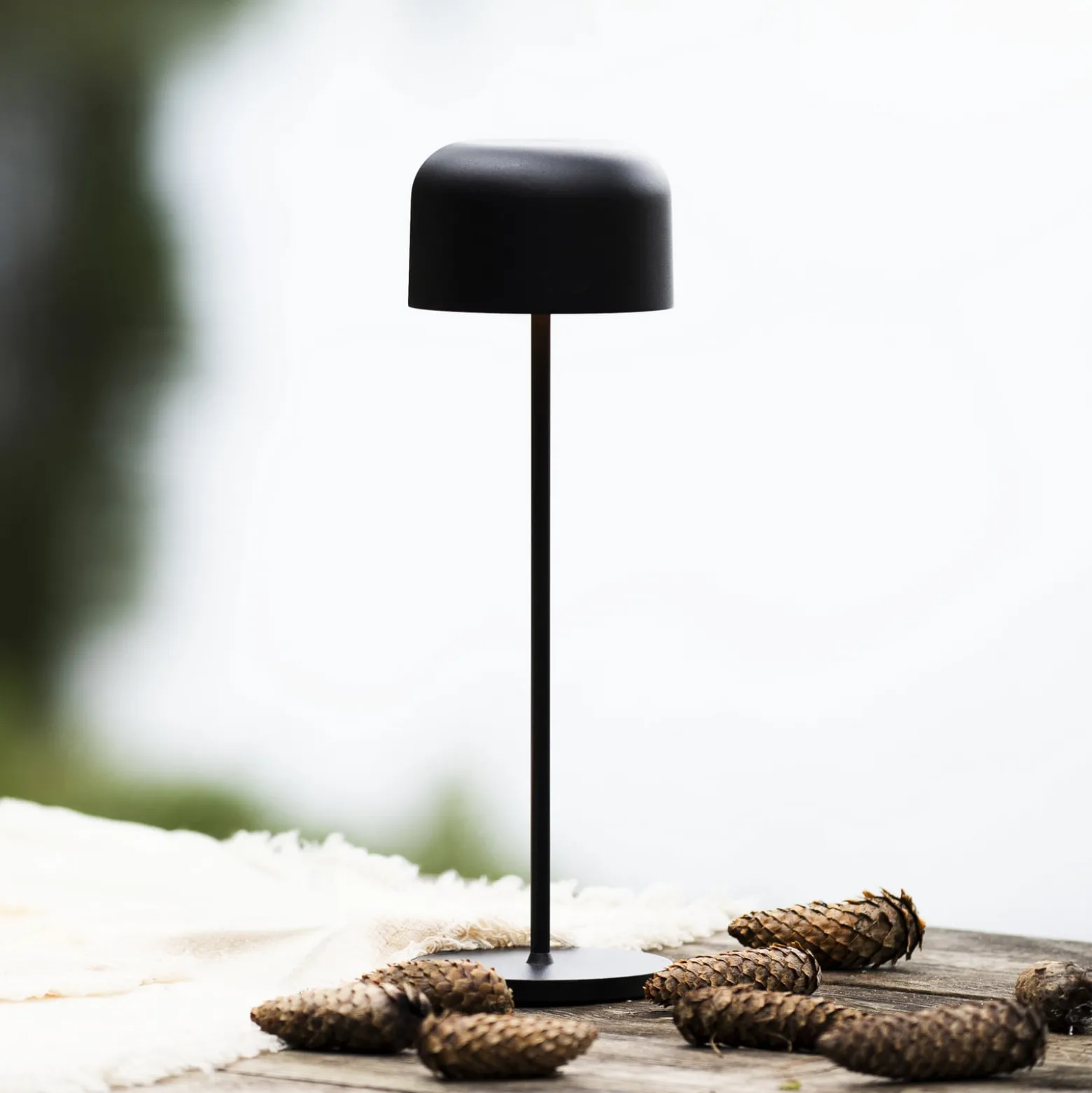 LED-akkukäyttöinen LED-pöytälamppu Lille, korkeus 36 cm, musta, IP54, USB