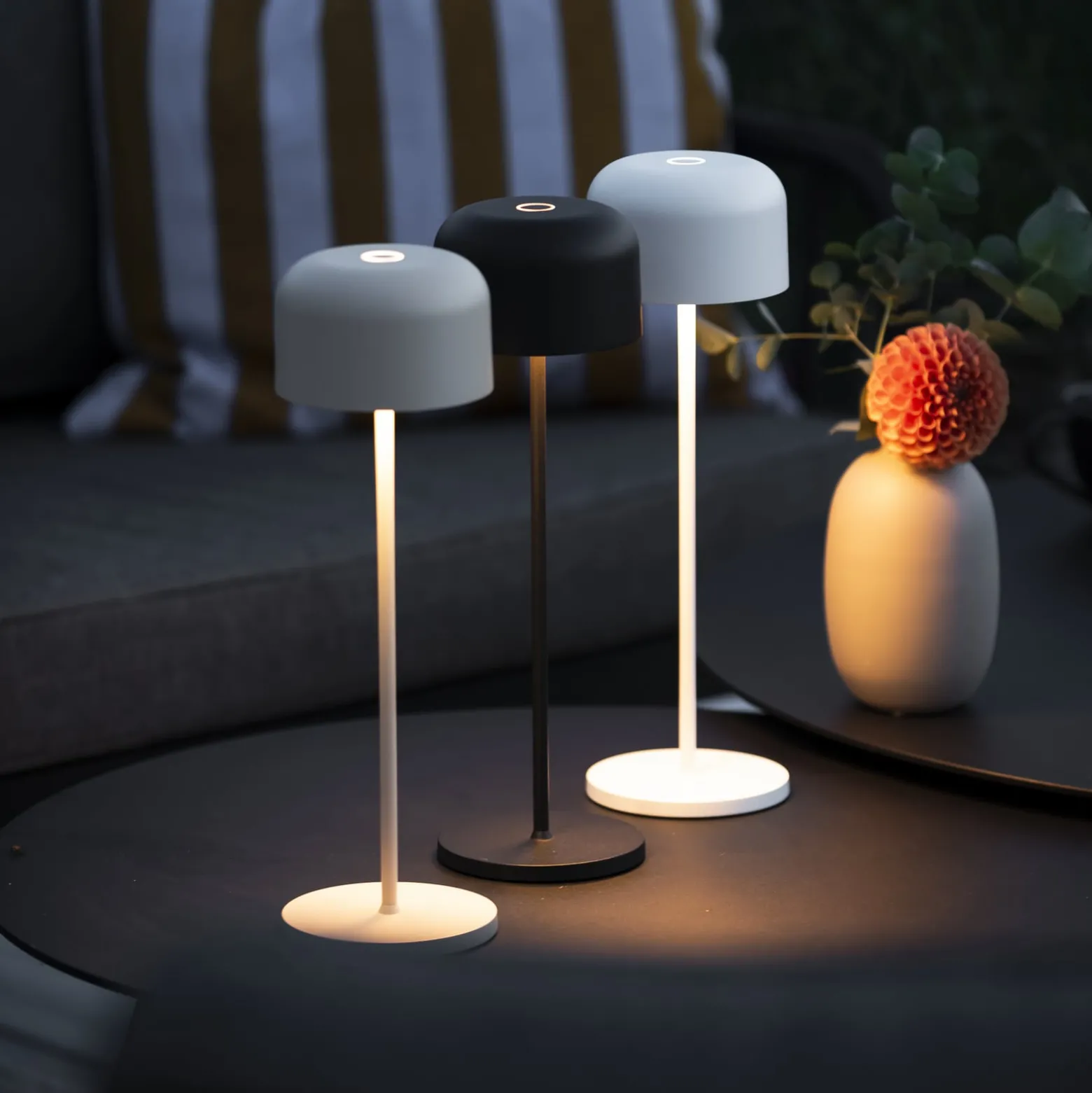 LED-akkukäyttöinen LED-pöytälamppu Lille, korkeus 36 cm, musta, IP54, USB