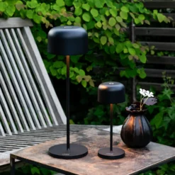 LED-akkukäyttöinen LED-pöytälamppu Lille, korkeus 36 cm, musta, IP54, USB
