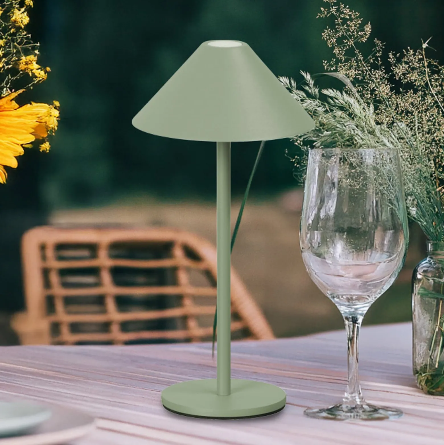 LED-akkukäyttöinen LED-pöytälamppu Prato, salviavihreä Korkeus 25 cm Metalli
