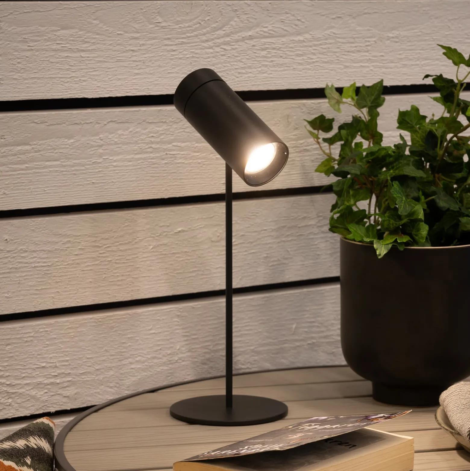 LED-akkukäyttöinen LED-pöytävalaisin Multi, musta, korkeus 30 cm, IP54