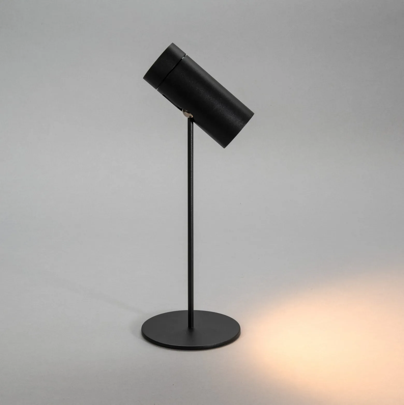 LED-akkukäyttöinen LED-pöytävalaisin Multi, musta, korkeus 30 cm, IP54