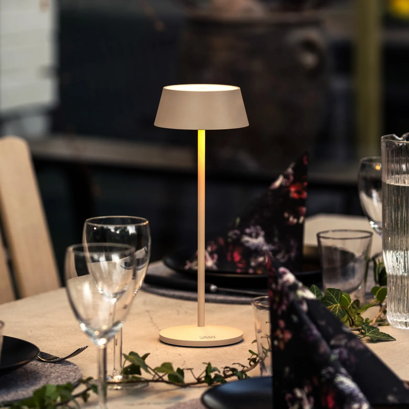 LED-akkukäyttöinen pöytälamppu Menton, hiekanvärinen, korkeus 27 cm, IP54, USB