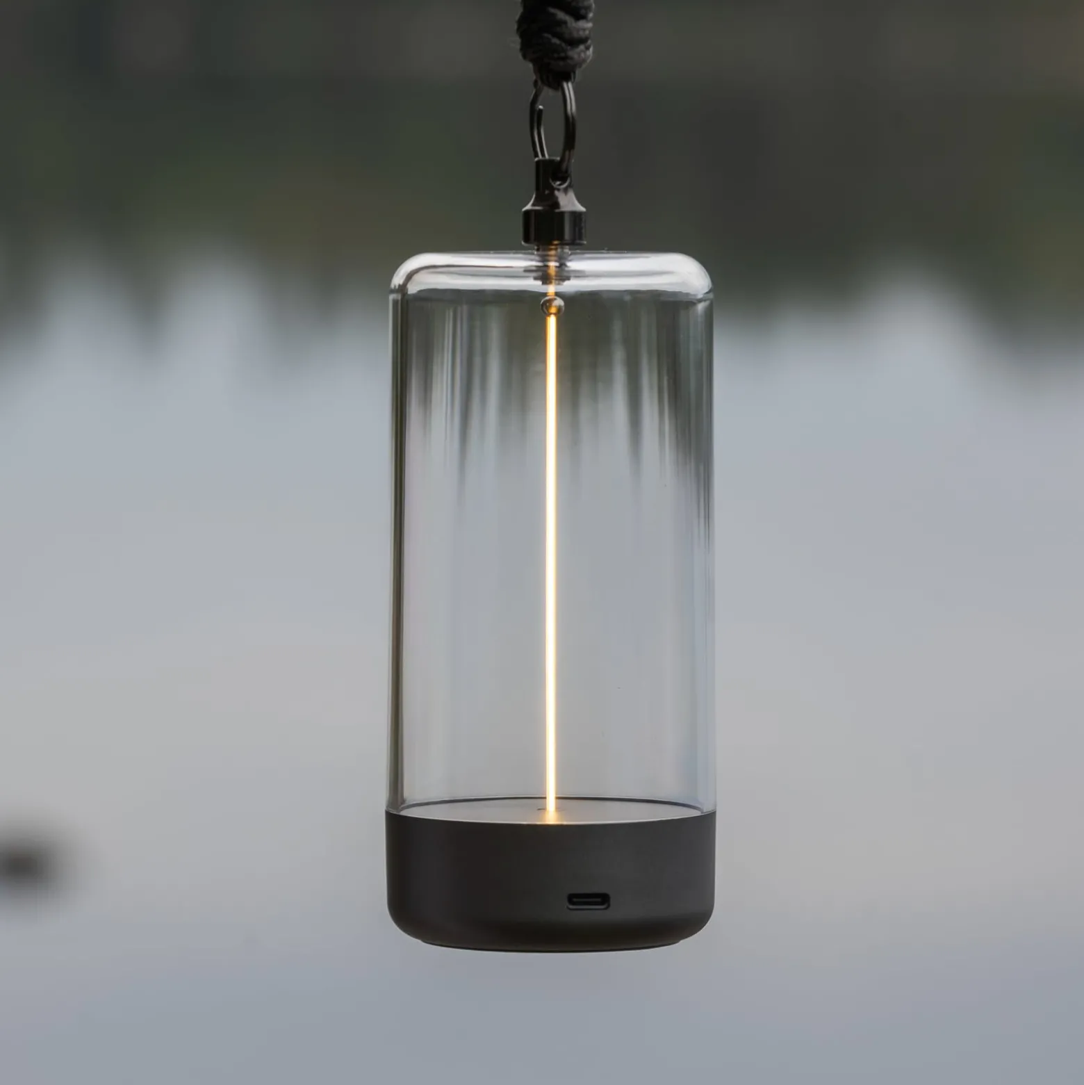LED-akkukäyttöinen pöytävalaisin Edison, korkeus 15 cm, harmaa/kirkas, IP54
