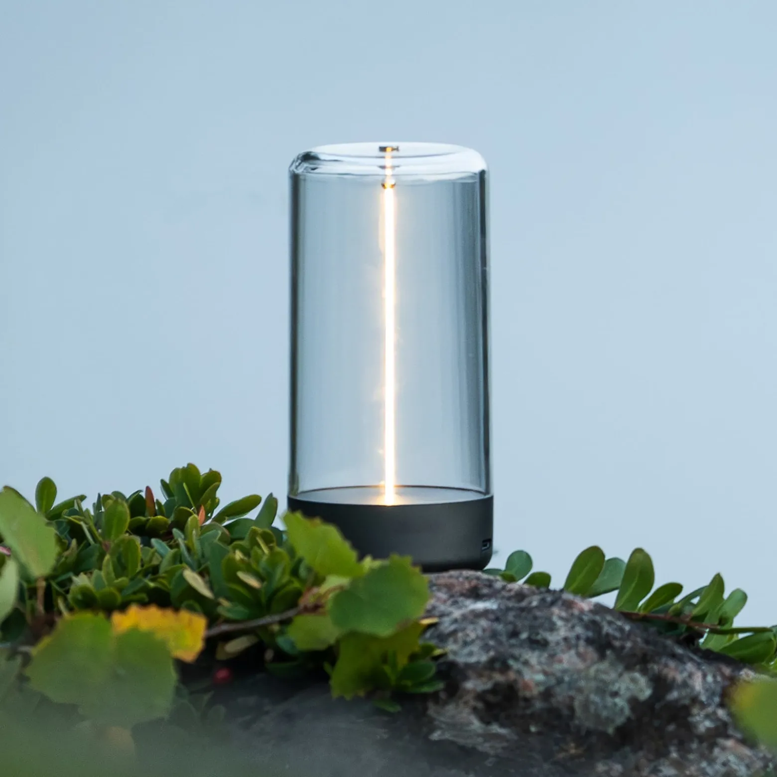 LED-akkukäyttöinen pöytävalaisin Edison, korkeus 15 cm, harmaa/kirkas, IP54
