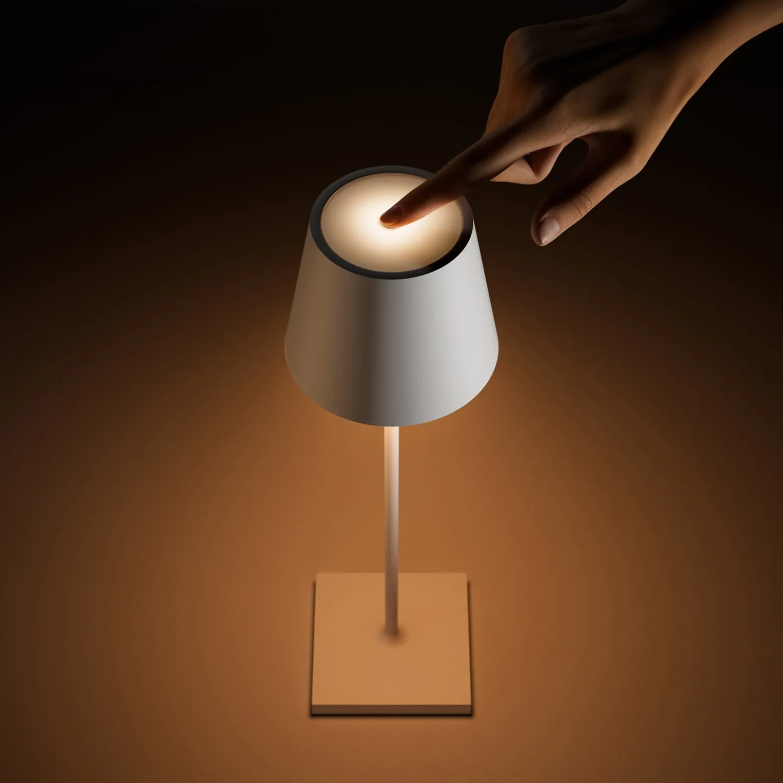 LED-akkupöytälamppu Nuindie, USB-C, kupari, IP54, himmennettävä