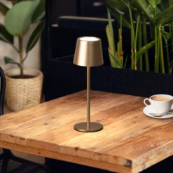 LED-akku-pöytälamppu Roxi, kahvinvärinen, metalli, IP54, himmennin