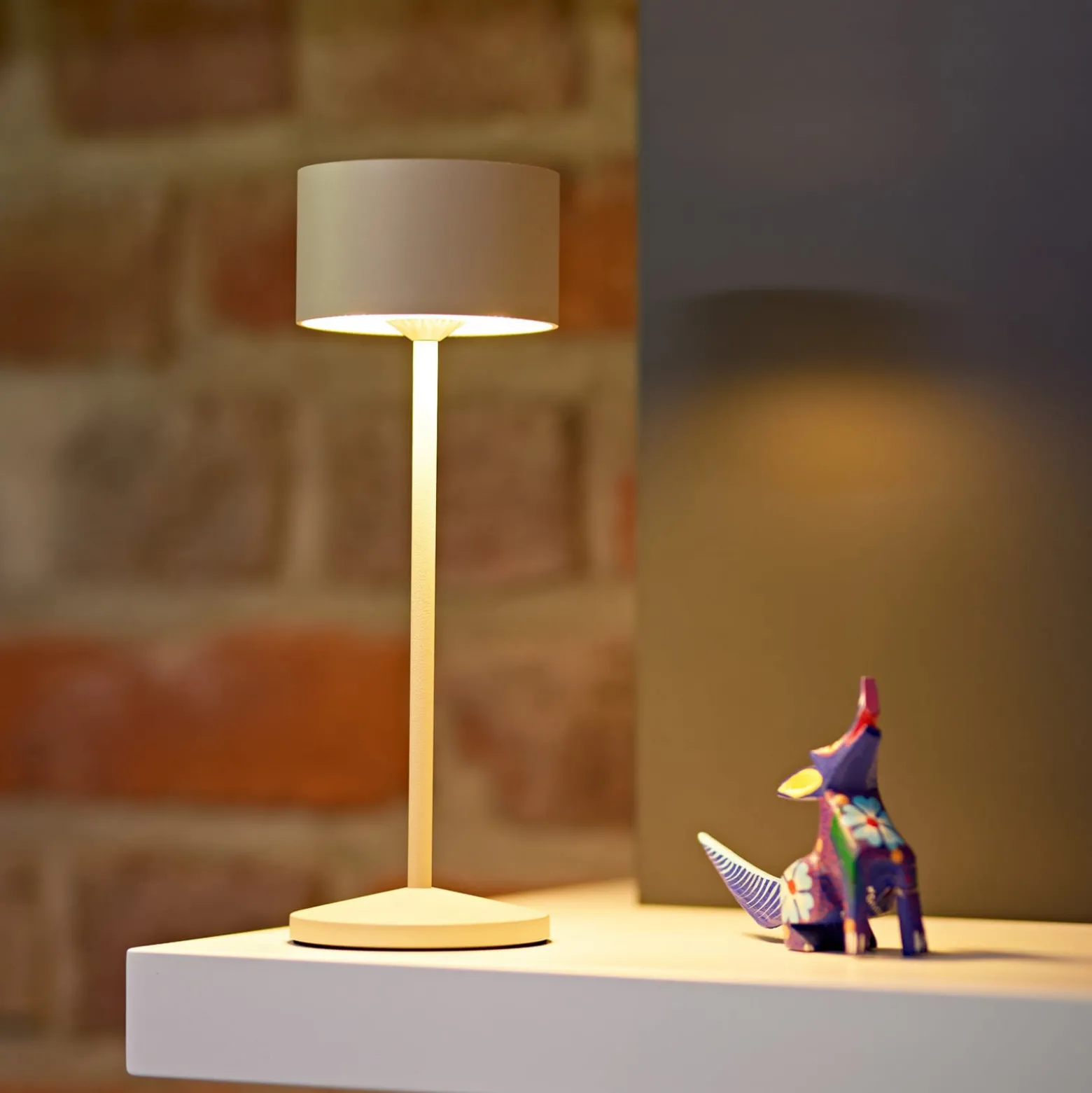 LED-akku-pöytälamppu Veluna, beige, korkeus 25 cm, IP44, himmennettävä CCT