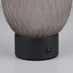 LED-akku-pöytävalaisin Facette, savuharmaa, USB, lasi