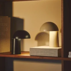 LED-akkupöytävalaisin Faye Portable, beige, himmennettävä, USB