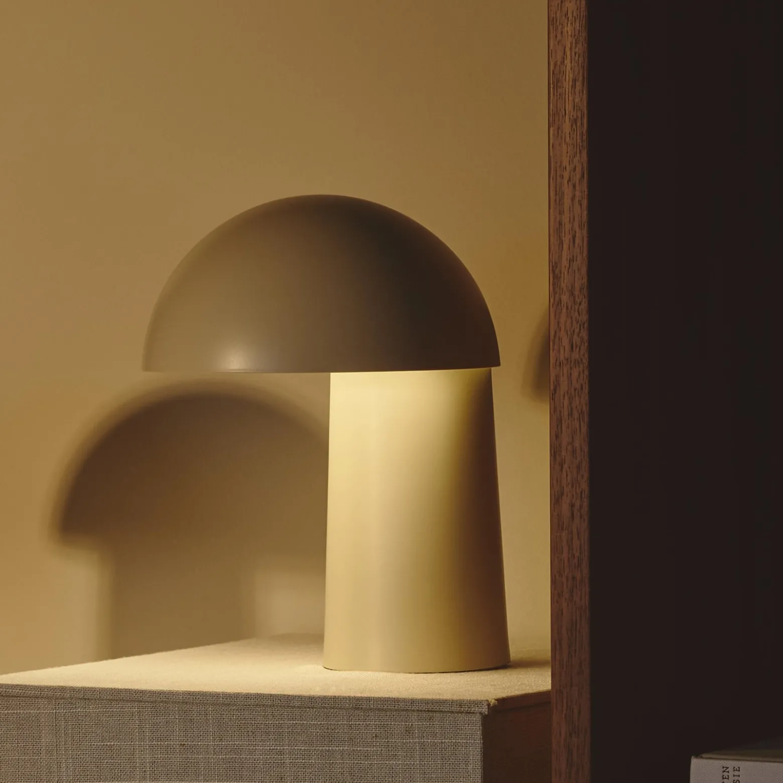 LED-akkupöytävalaisin Faye Portable, beige, himmennettävä, USB