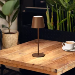LED-akku-pöytävalaisin Roxi, ruosteenvärinen, metalli, IP54, himmennin