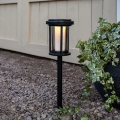 LED-aurinkoenergialla toimiva maapiikkavalaisin Alippa, musta, korkeus 44 cm
