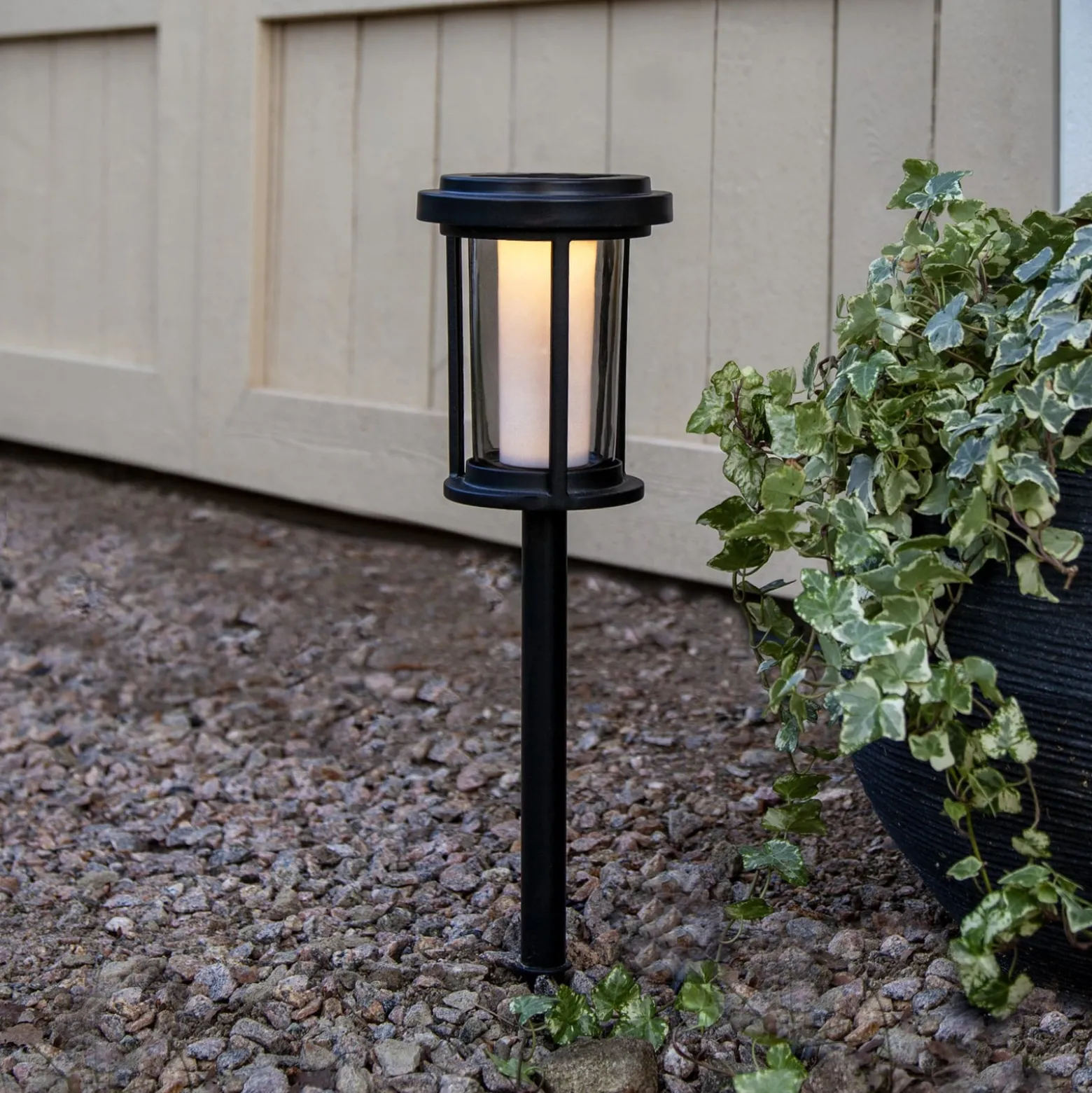 LED-aurinkoenergialla toimiva maapiikkavalaisin Alippa, musta, korkeus 44 cm