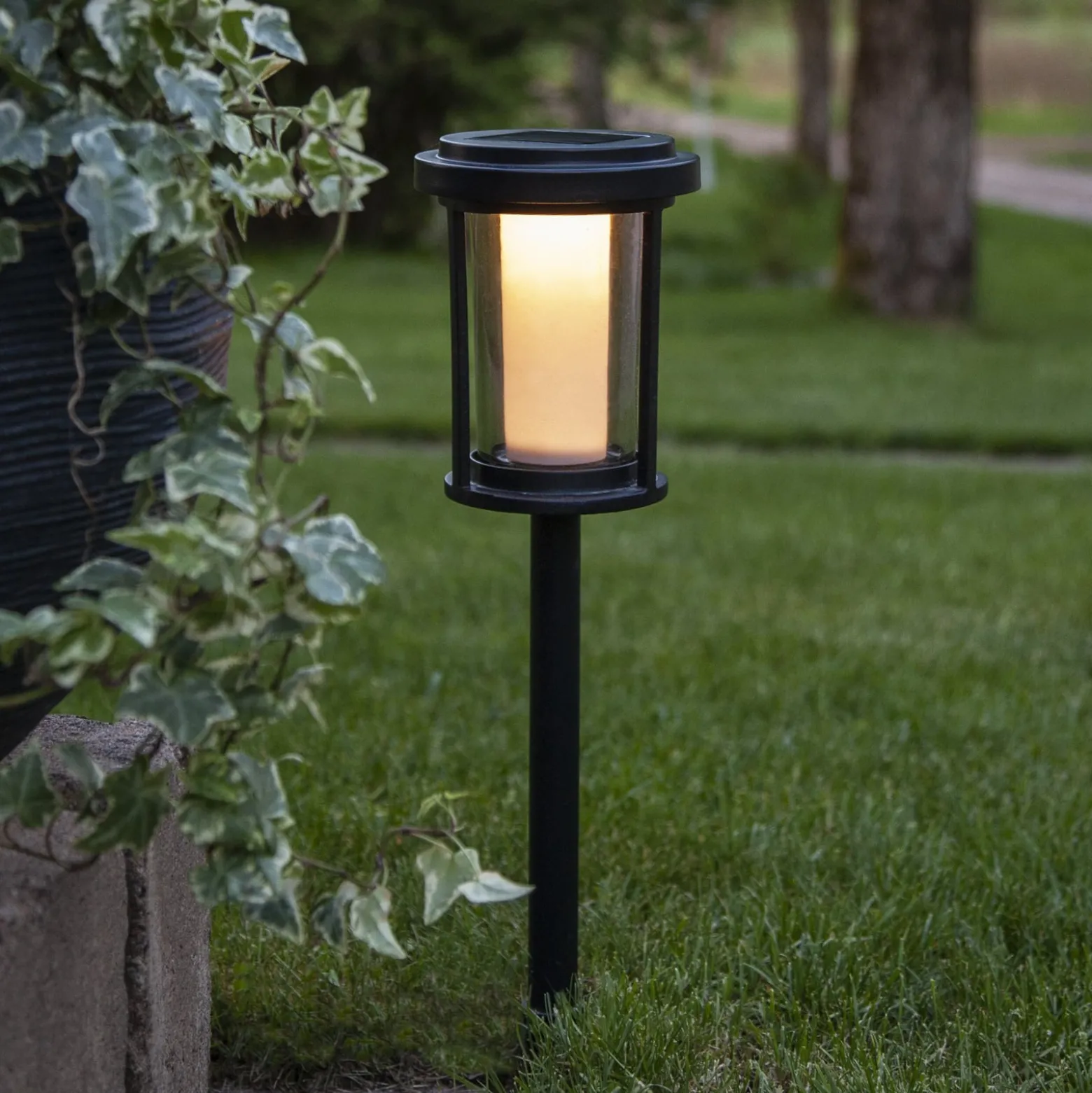 LED-aurinkoenergialla toimiva maapiikkavalaisin Alippa, musta, korkeus 44 cm