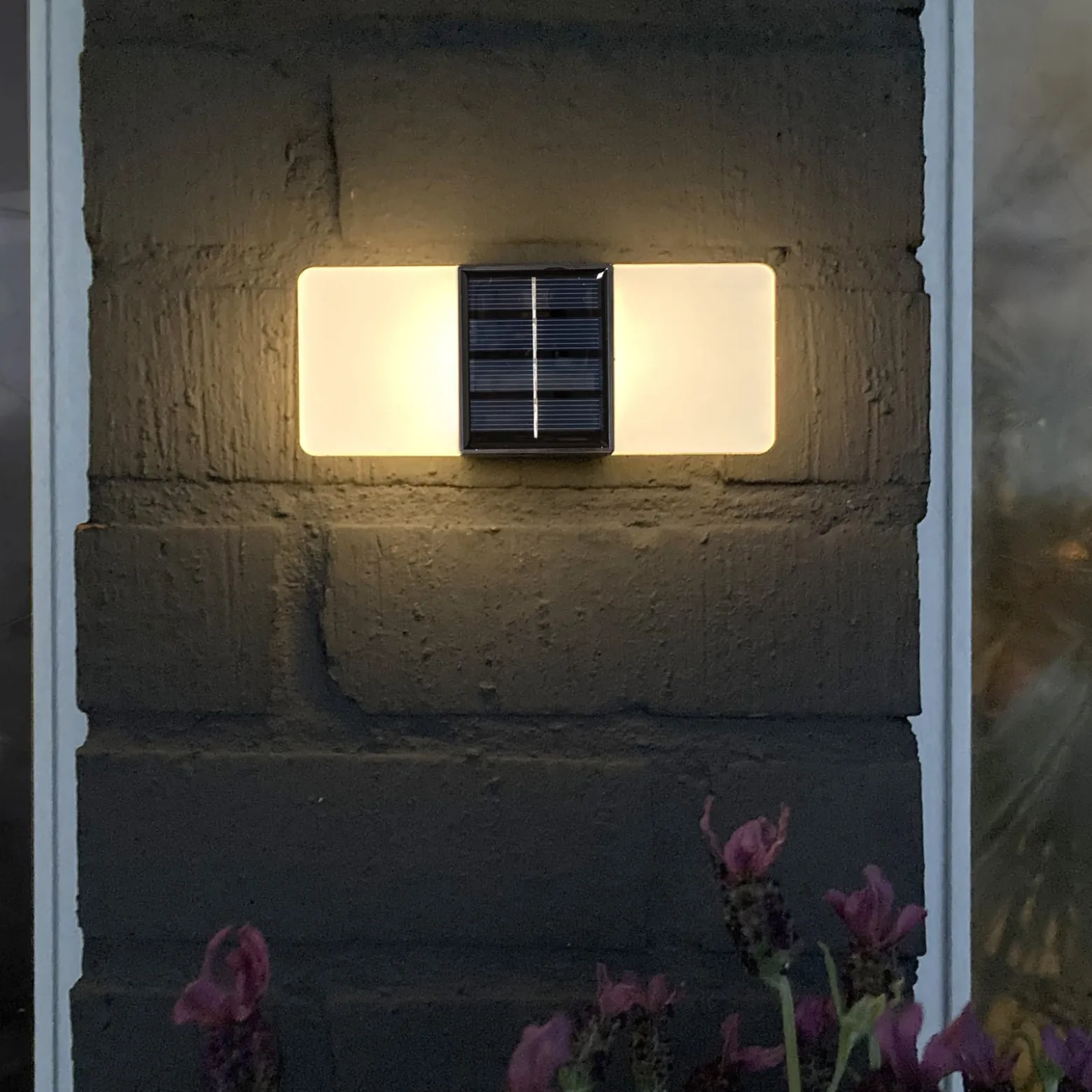 LED-aurinkoenergialla toimiva ulkoseinävalaisin Wally, 14x6 cm valkoinen himmeä
