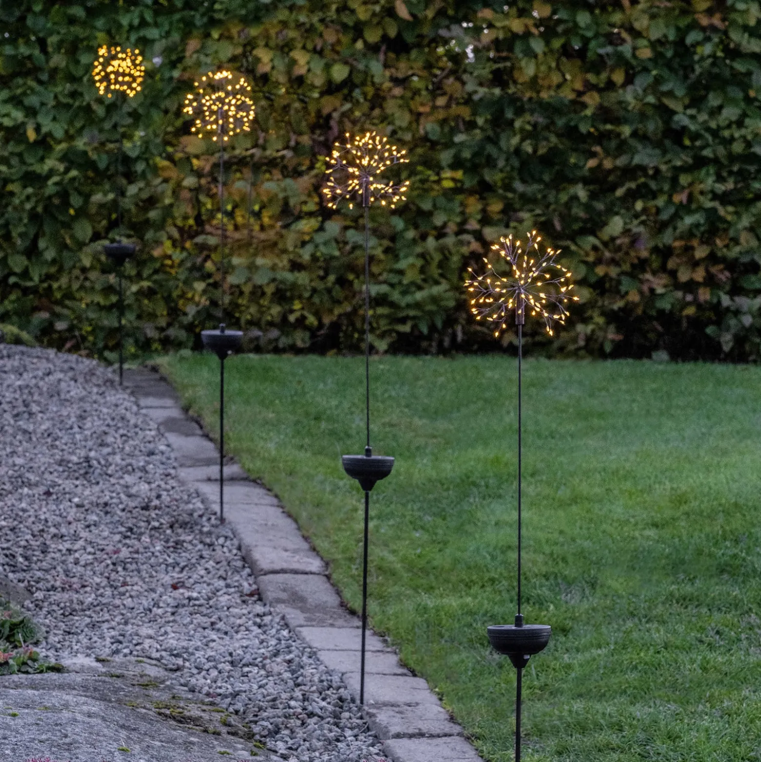LED-aurinkovalaisin Firework maapiikillä, 85 cm