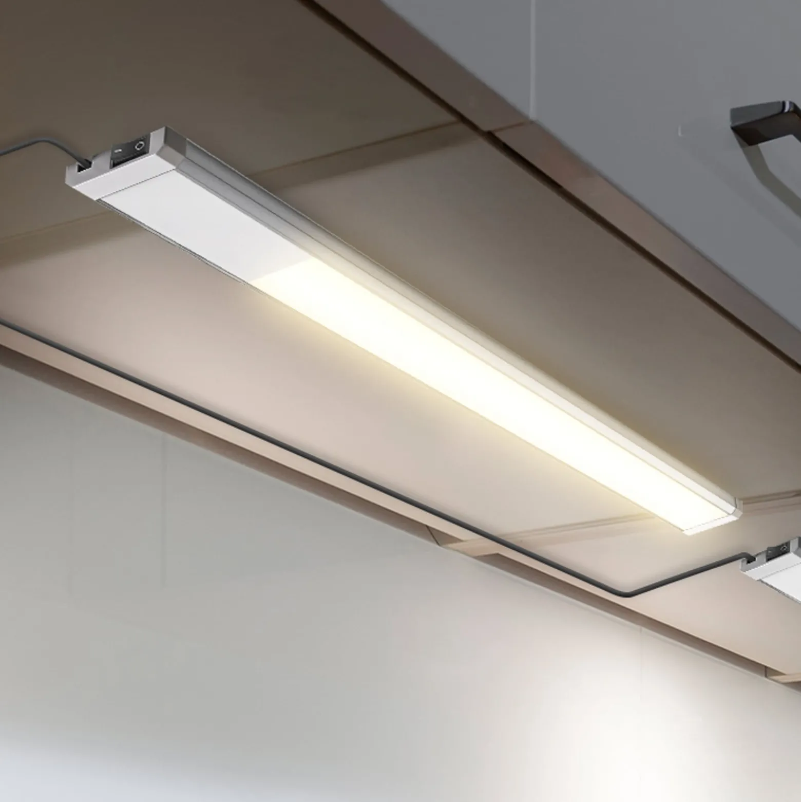 LED-kaapinalusvalaisin Kniff hopea, pituus 57,5 cm, 3 000 K