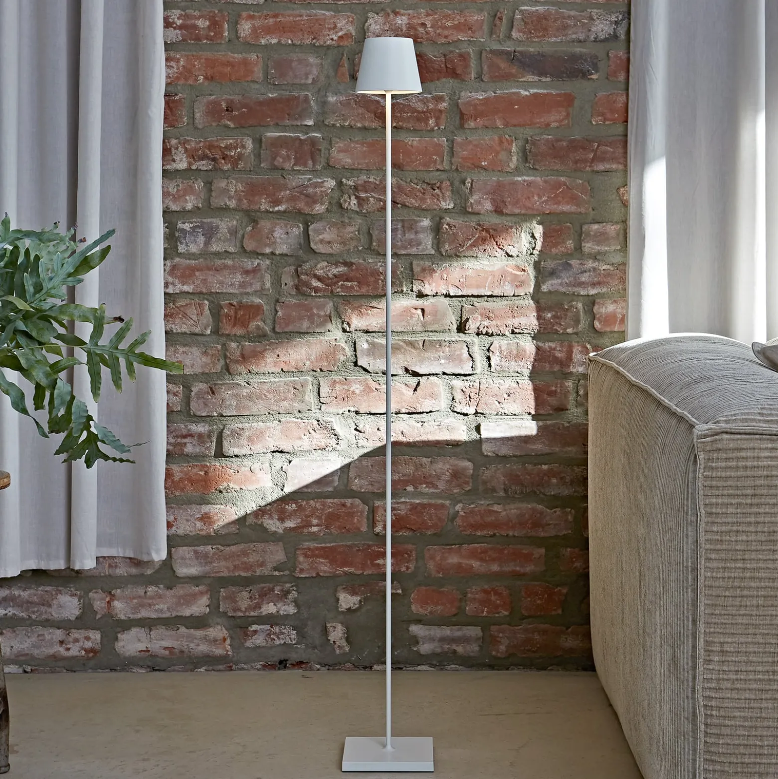 LED ladattava lattiavalaisin Nuindie IP54 120 cm pyöreä USB-C