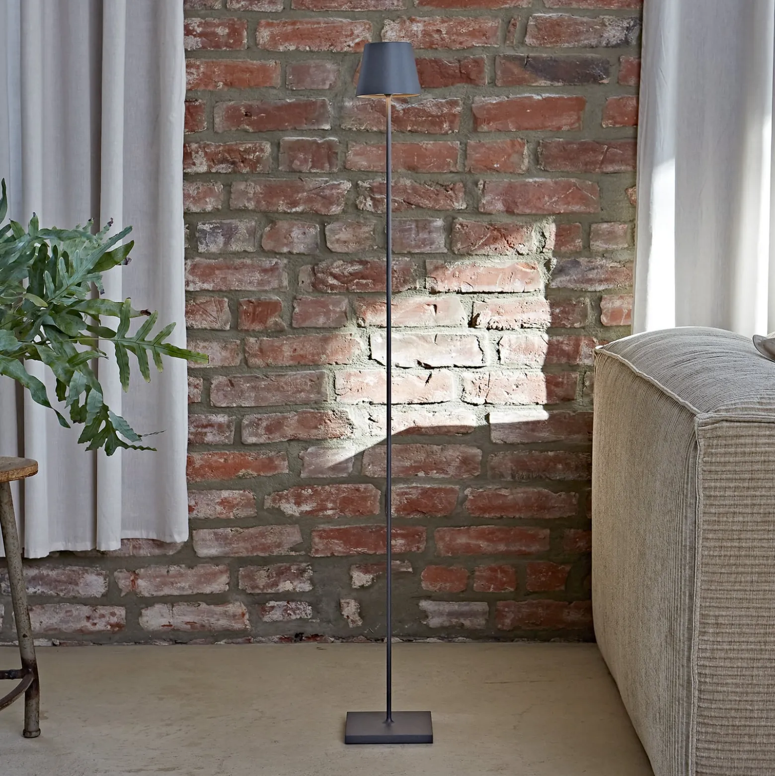 LED ladattava lattiavalaisin Nuindie IP54 120 cm pyöreä USB-C grafiitti