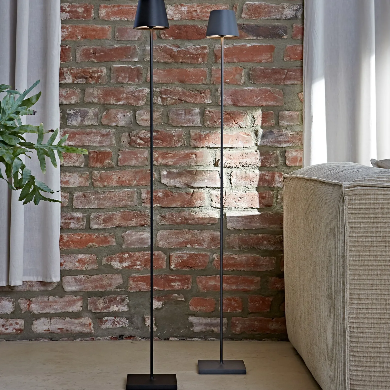 LED ladattava lattiavalaisin Nuindie IP54 120 cm pyöreä USB-C grafiitti