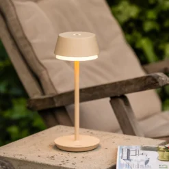 LED ladattava pöytävalaisin Lyon, hiekanvärinen, IP54, himmennin, CCT, RGB