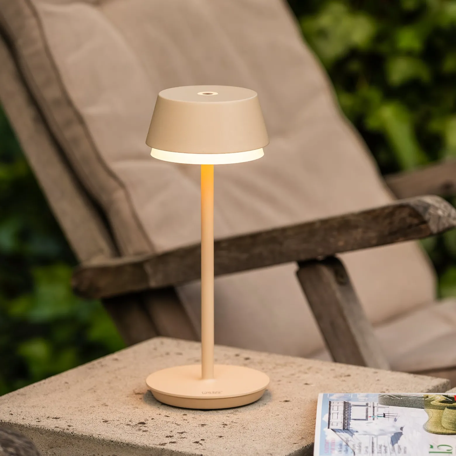 LED ladattava pöytävalaisin Lyon, hiekanvärinen, IP54, himmennin, CCT, RGB