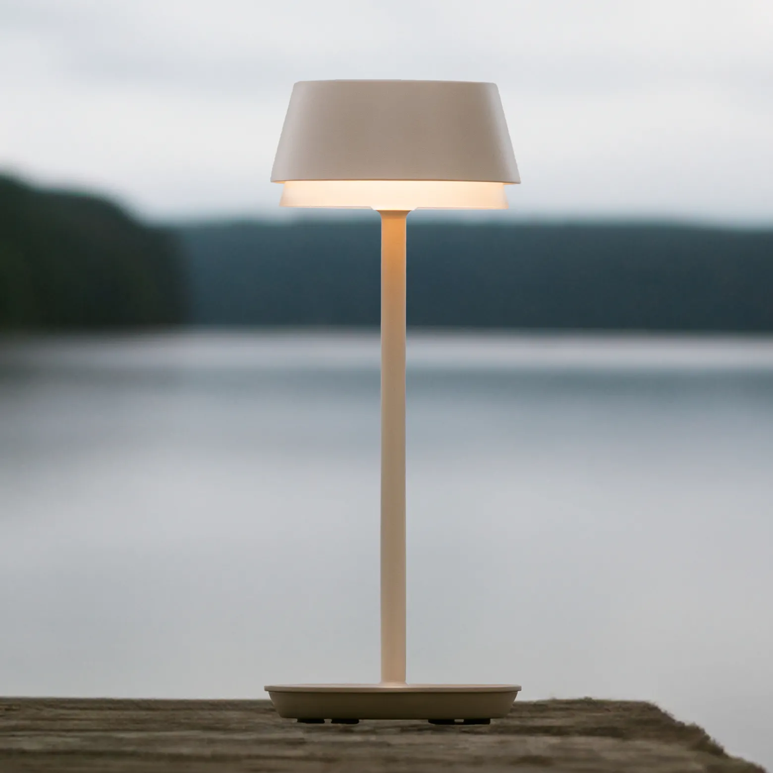 LED ladattava pöytävalaisin Lyon, hiekanvärinen, IP54, himmennin, CCT, RGB