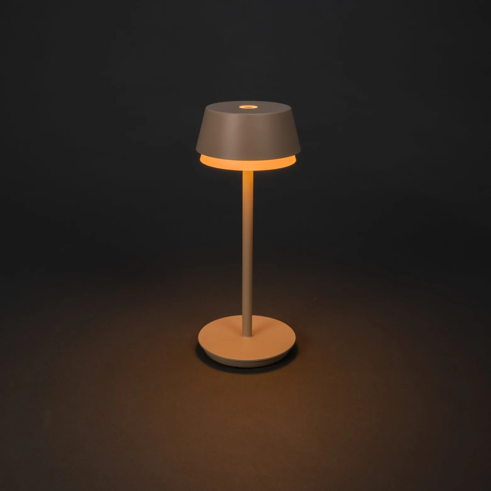 LED ladattava pöytävalaisin Lyon, hiekanvärinen, IP54, himmennin, CCT, RGB